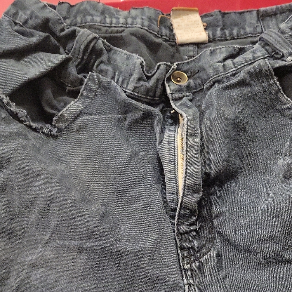 Sean John Black Jeans with Classic Style and Distressed Details